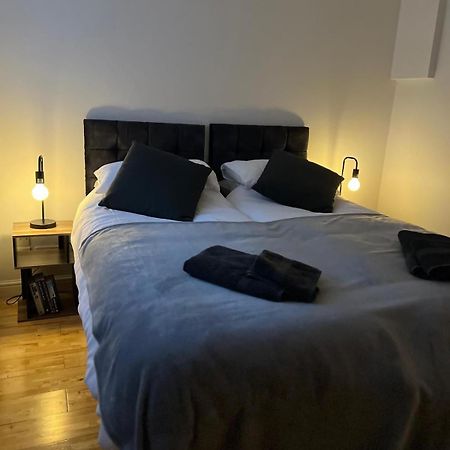 Cozy 1 Bedroom Basement Flat ロンドン エクステリア 写真