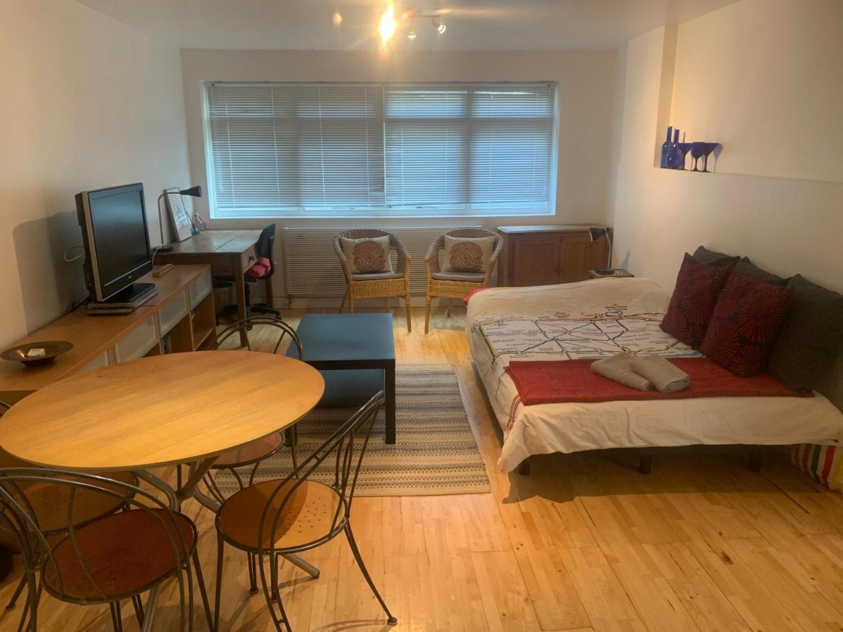 Cozy 1 Bedroom Basement Flat ロンドン エクステリア 写真