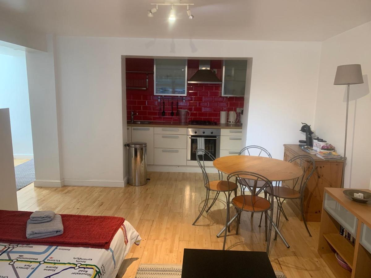 Cozy 1 Bedroom Basement Flat ロンドン エクステリア 写真