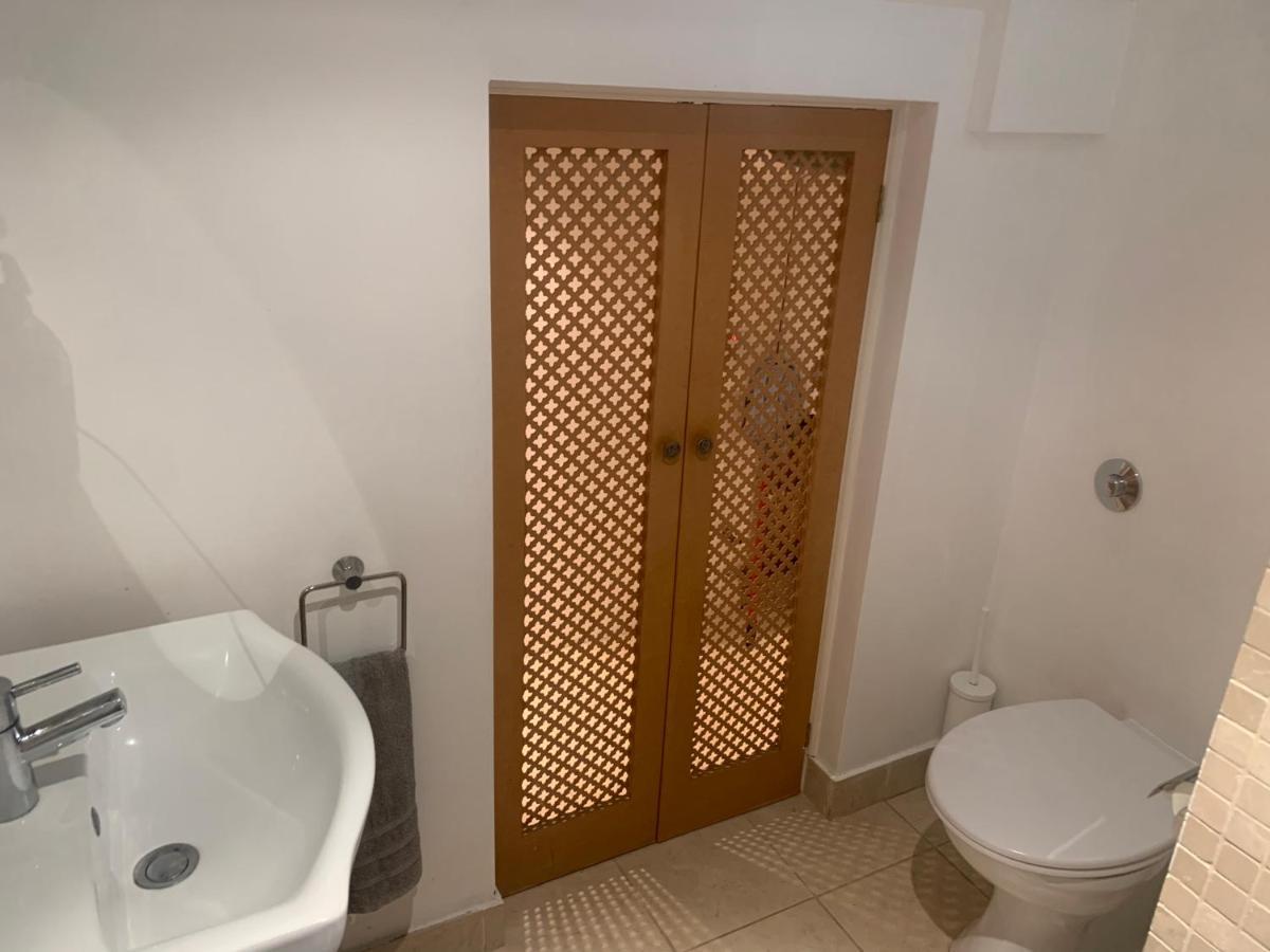 Cozy 1 Bedroom Basement Flat ロンドン エクステリア 写真
