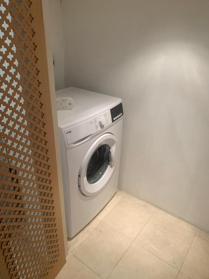 Cozy 1 Bedroom Basement Flat ロンドン エクステリア 写真